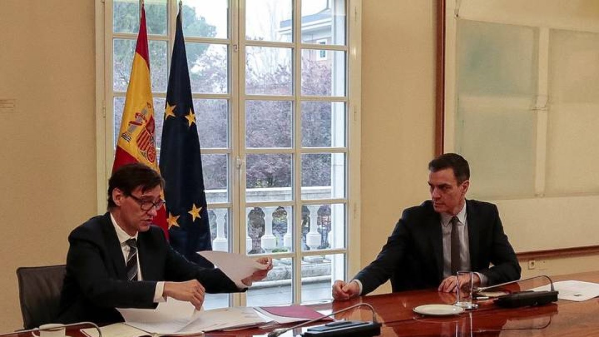 El presidente del Gobierno, Pedro Sánchez (d) y el ministro de Sanidad, Salvador Illa (i), durante la reunión del Comité Científico. JOSÉ MARÍA CUDARDADO JIMÉNEZ