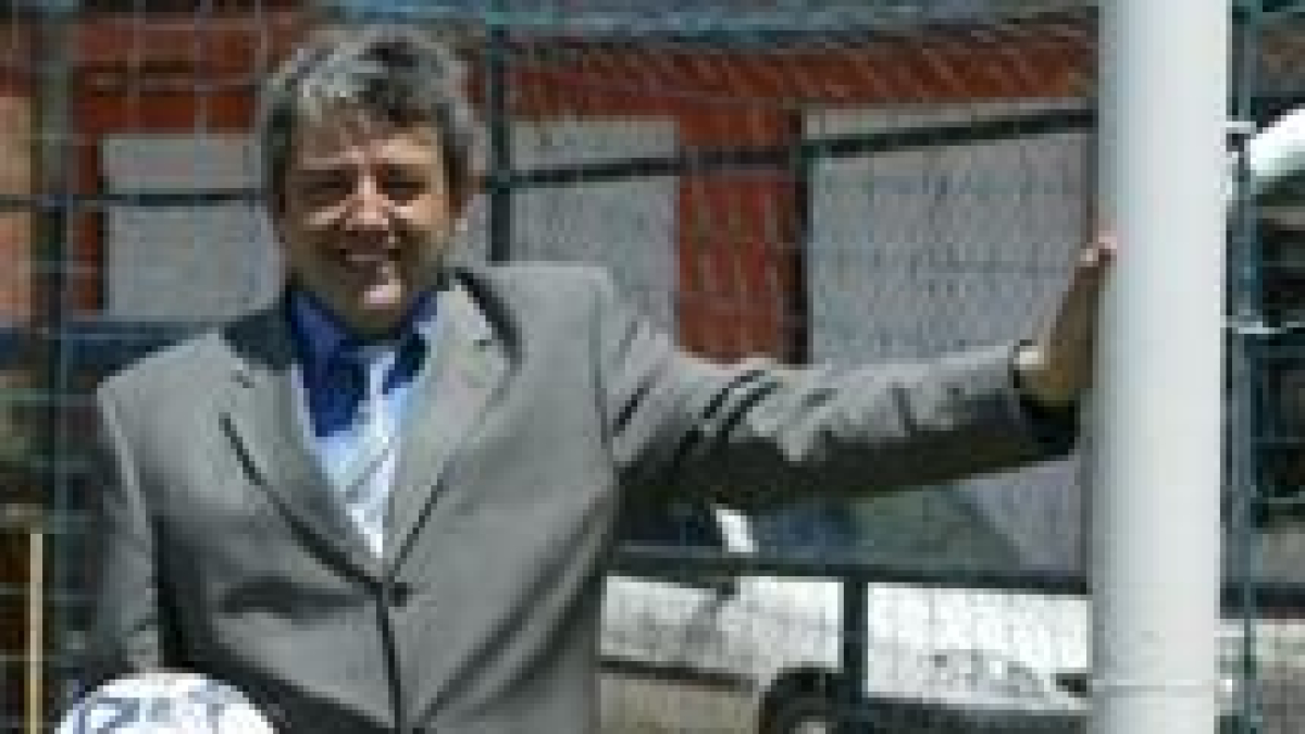 Miguel Martínez Fernández posa con el balón del Huracán, el equipo de fútbol de su municipio