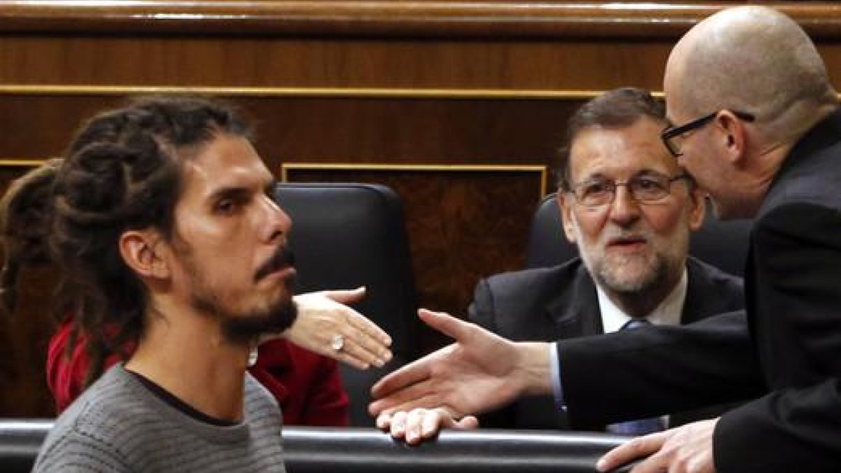 El diputado de Podemos Alberto Rodríguez pasa ante el presidente del Gobierno en funciones, Mariano Rajoy, antes de votar la elección del presidente del Congreso, durante la sesión constitutiva de la Cámara baja.