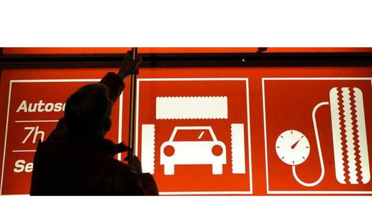 Un empleado de una gasolinera cambio los precios