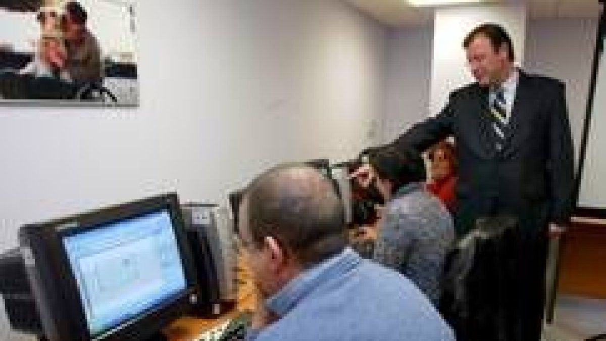 El consejero de Fomento, Antonio Silván, visitó el telecentro Discapnet, en la capital vallisoletana