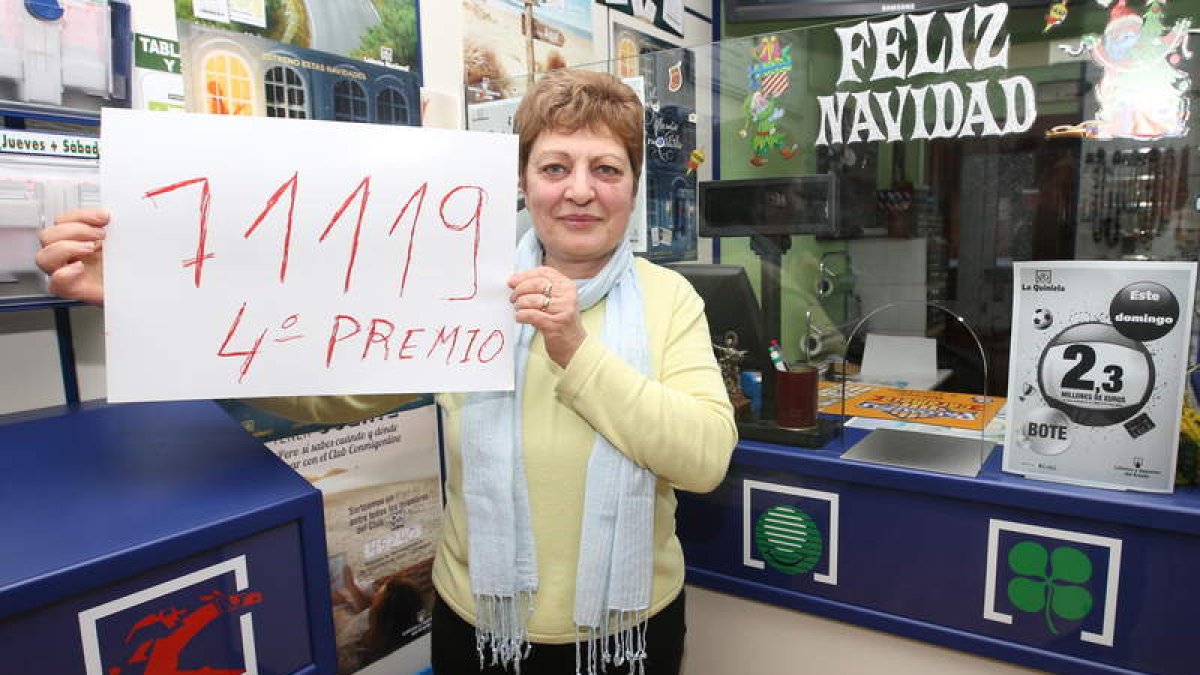 La lotera, Selmi Fernández, satisfecha tras conocer que vendió un décimo del cuarto premio.