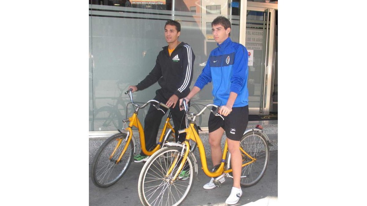 El ganador de la Carrera de Medios, al fondo, junto al segundo.