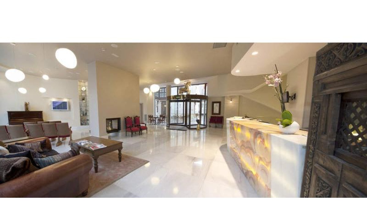 Recepción del Hotel SPA Ciudad de Astorga, en pleno centro de la capital maragata
