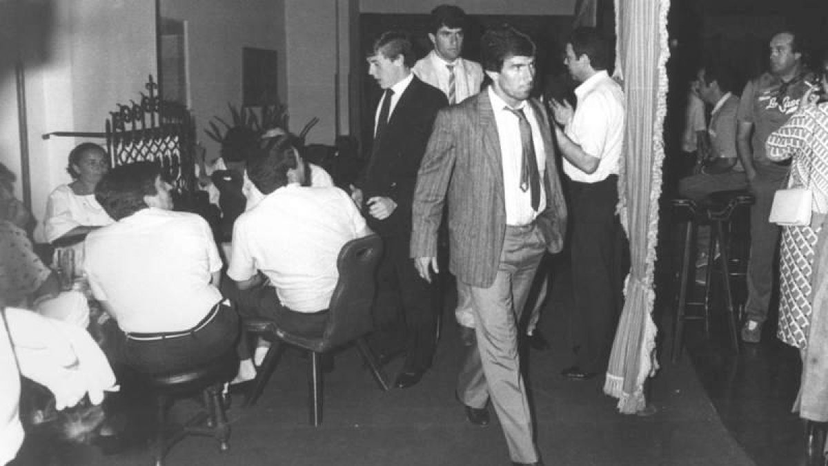 Juanito, en primer plano, en el Hostal de San Marcos, antes de medirse a la Cultural en la pretemporada de 1986.
