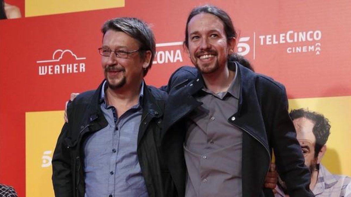 El secretario general de Podemos, Pablo Iglesias, y el candidato de En Comú Podem, Xavier Domènech, en el estreno de 'Ocho apellidos catalanes'.