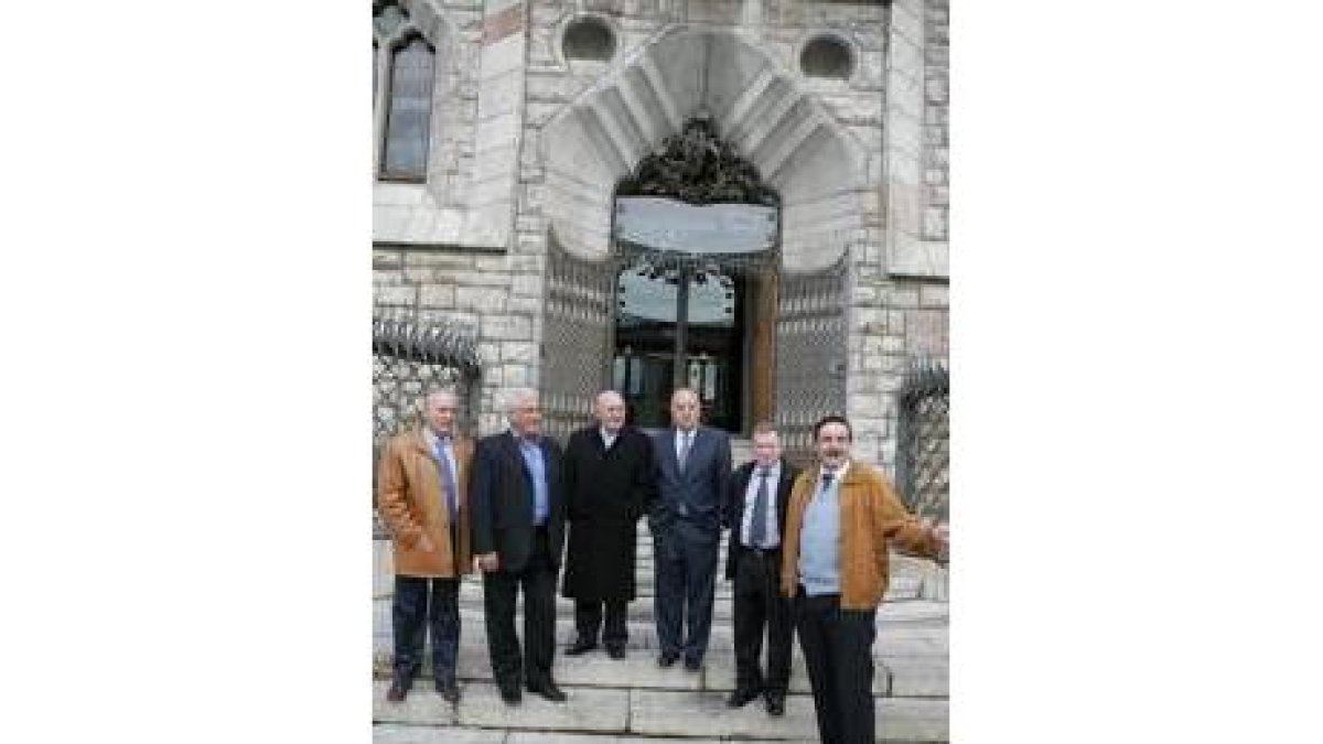 Montoya, Flórez, De Celis, Llamazares, Fernández y Arias, ante Botines