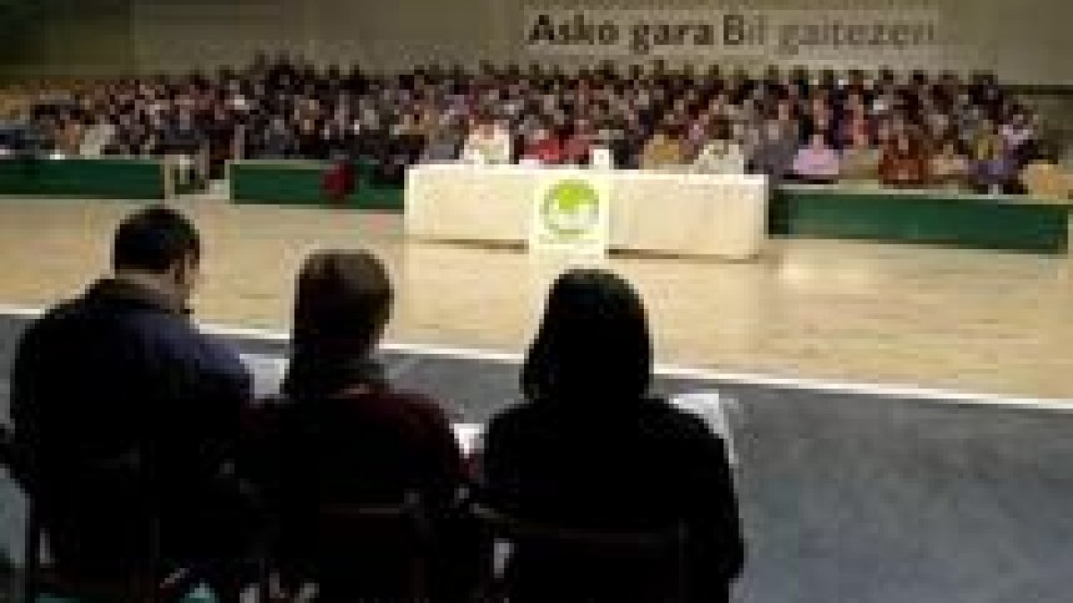 Los representantes de la izquierda radical vasca se reunieron ayer en el frotnón Labrit de Pamplona