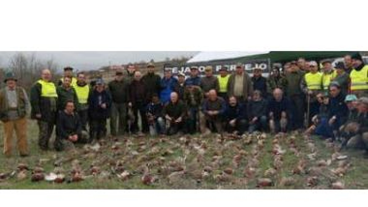 Un grupo de participantes con los faisanes abatidos.