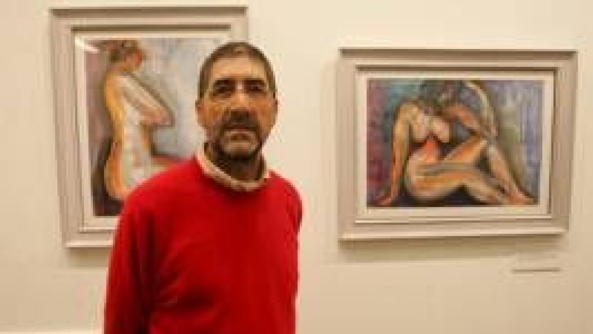 El artista junto a su obra, ayer en la Casa de Cultura de Ponferrada