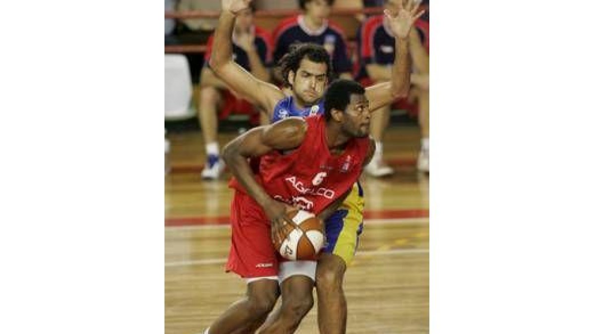Barnes supera a Sanguino para intentar anotar en el aro de Ourense