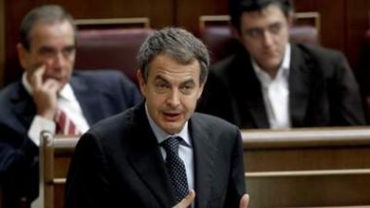 El presidente Zapatero, durante la sesión de control al Gobierno en el Congreso.