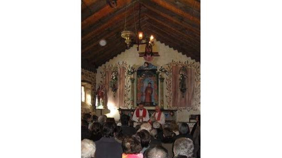 Los vecinos llenaron ayer la ermita, con el retrablo al fondo.