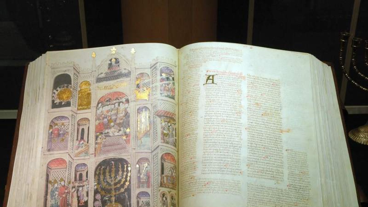 Imagen de la Biblia del Alba, pieza expuesta en una muestra sobre los sefardíes. LAUREANO VALLADOLID