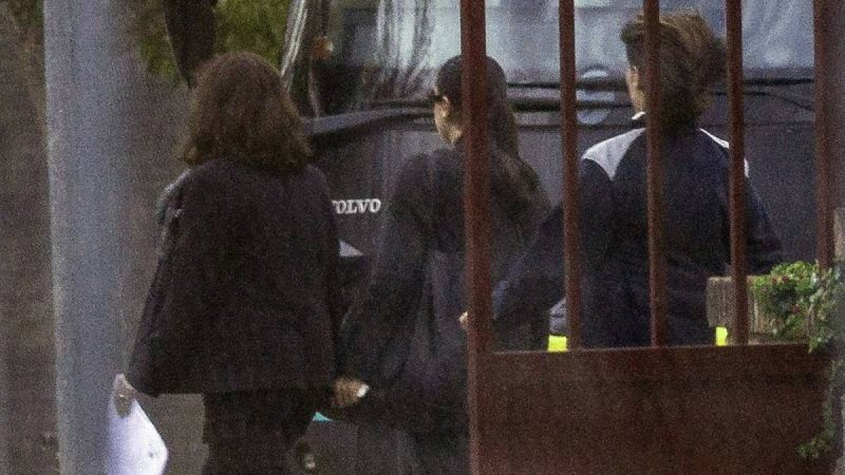 Isabel Pantoja atraviesa las rejas exteriores y se dirige al interior de la cárcel