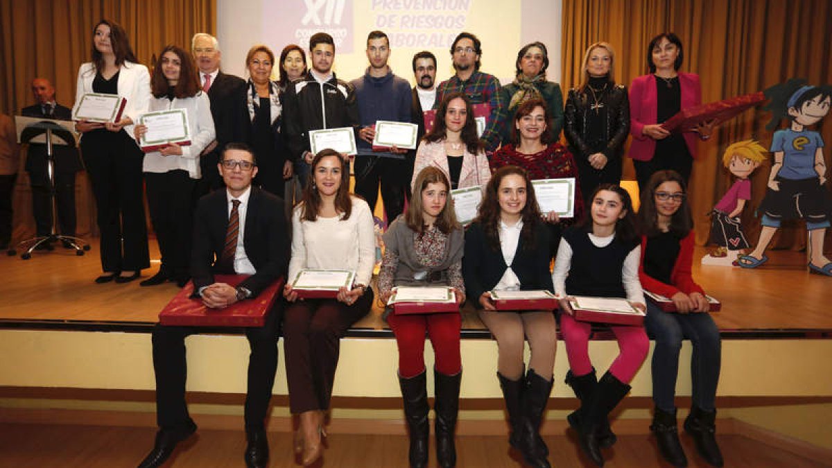 Foto de la vicepresidenta de la Junta con los premiados, ayer, en el acto en León. carlos s. campillo