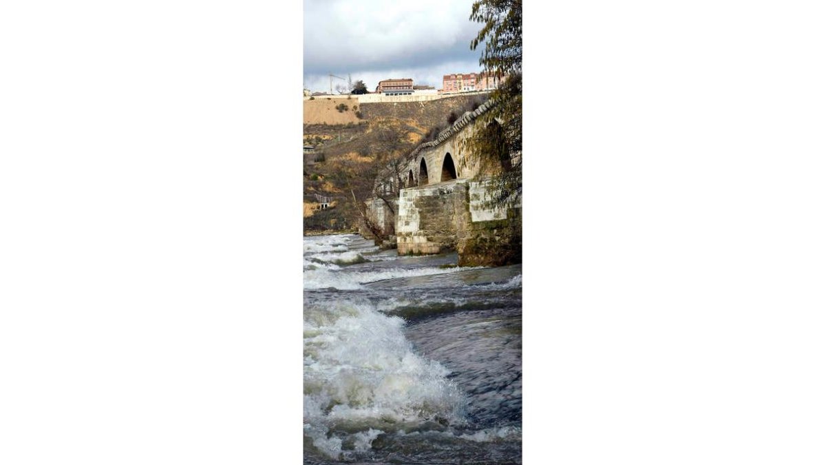 El río Duero a su paso por la localidad zamorana de Toro.