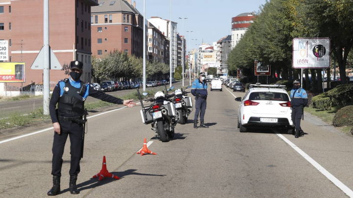 Control de la Policía Local a la entrada de León. RAMIRO