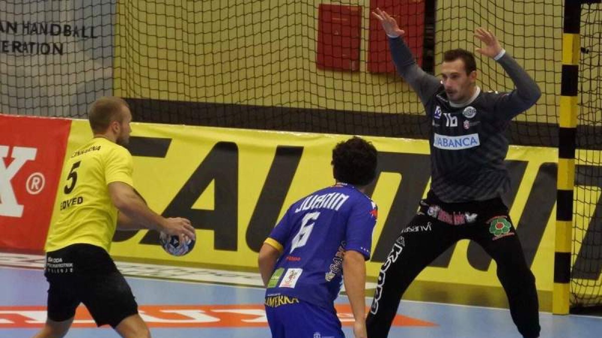 Vladi Cupara, que estuvo inmenso defendiendo la portería del equipo leonés, encara a un jugador esloveno antes de un lanzamiento de siete metros. DL