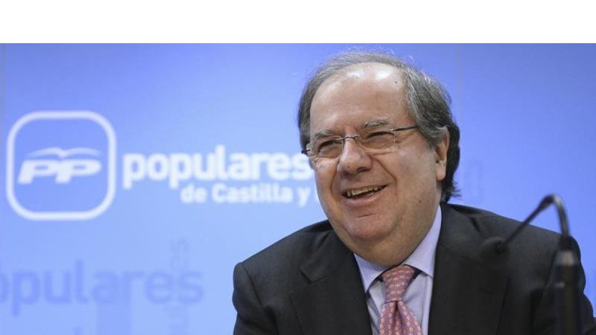 El presidente del PP de Castilla y León, Juan Vicente Herrera, durante el encuentro informativo con los medios de comunicación.