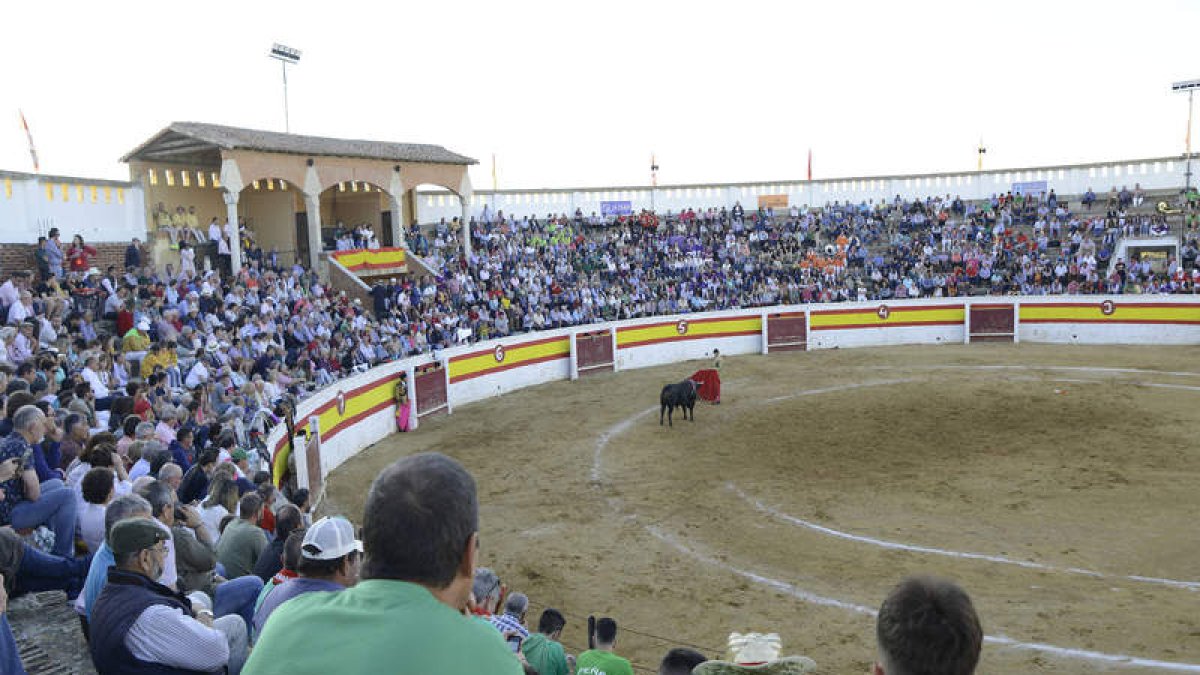 La plaza, casi completa, disfrutó la faena. ACACIO