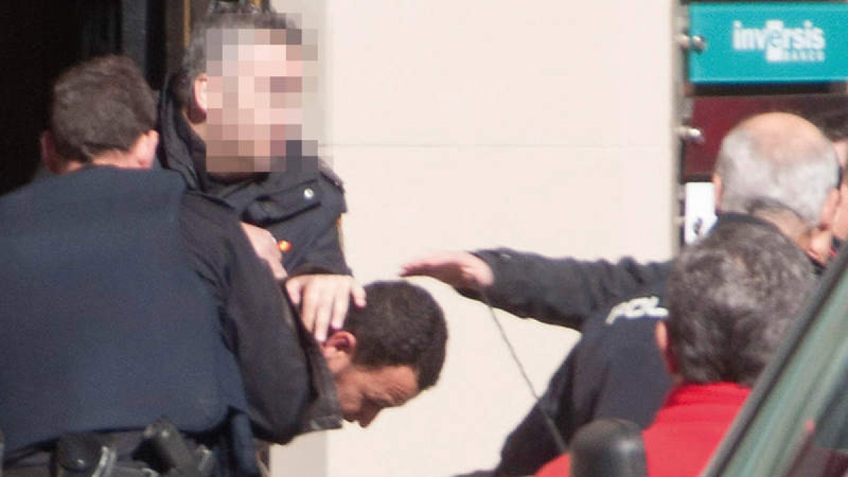 Uno de los atracadores, durante la detención.
