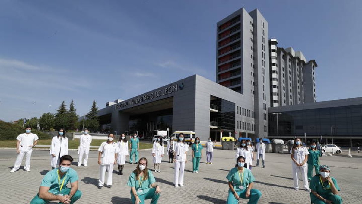 Parte de los 51 nuevos internos residentes que llegan al Hospital de León desde Medicina, Farmacia, Enfermería y Psicología. ramiro