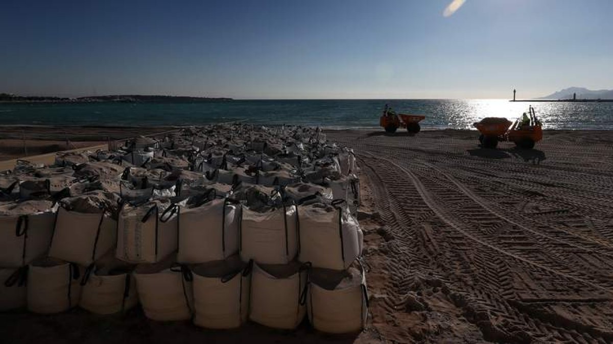 Toneladas de arena para preparar la playa de cara a la temporada estival. SEBASTIEN NOGIER