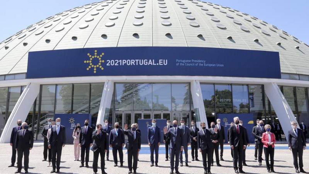 Los líderes de la UE y los presidentes de los 27 gobiernos se fotografían ayer al terminar al Cumbre de Oporto. LAVANDEIRA JR