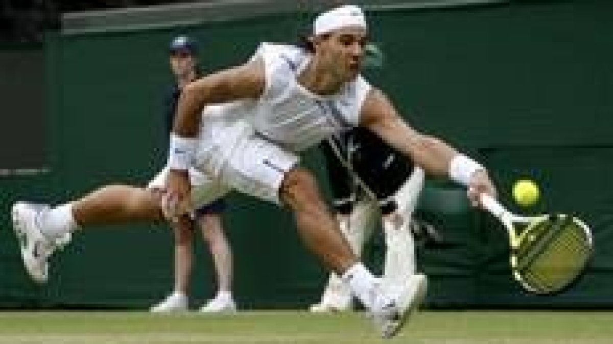 Nadal en pleno esfuerzo ayer para devolver una bola