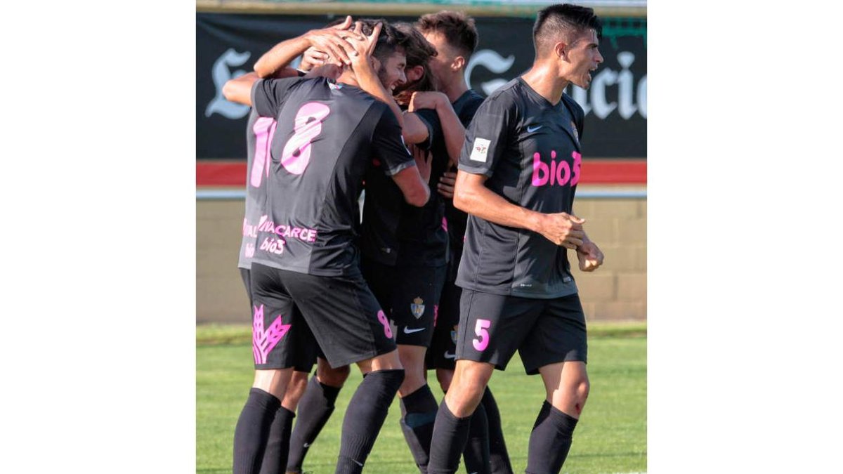 Los jugadores de la Deportiva celebran el gol del empate, obra de Juanto. JESÚS CRIADO