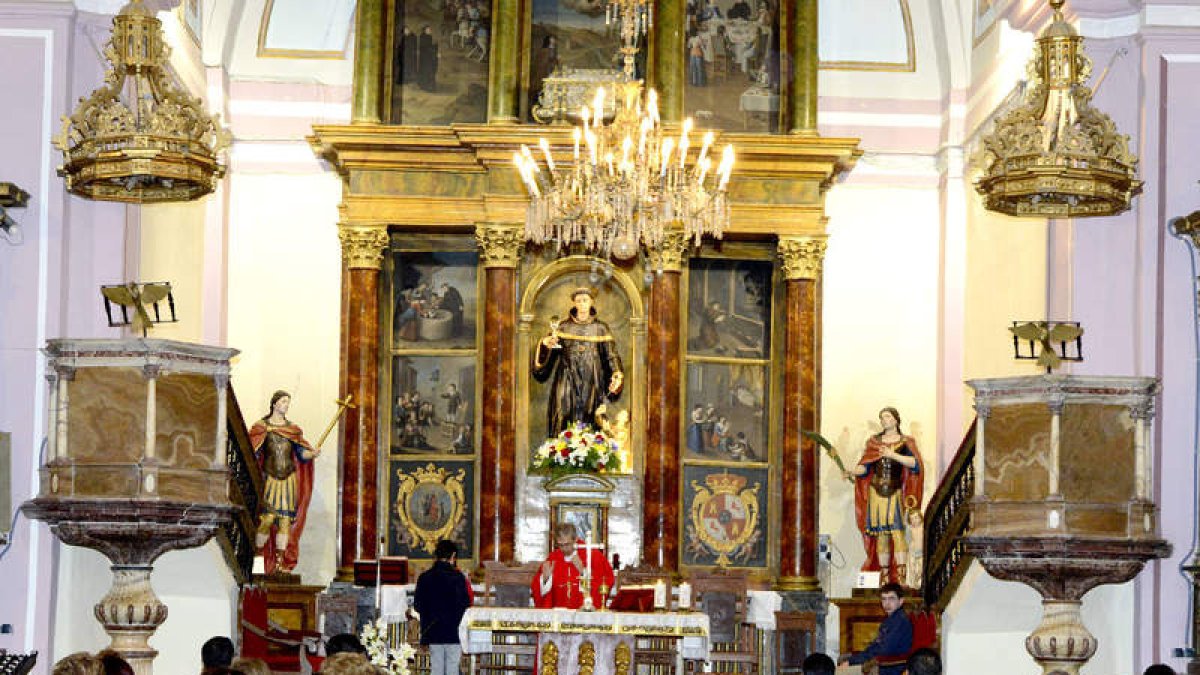 Las tallas de san Primitivo y san Facundo presidieron la misa en San Juan de Sahagún. ACACIO