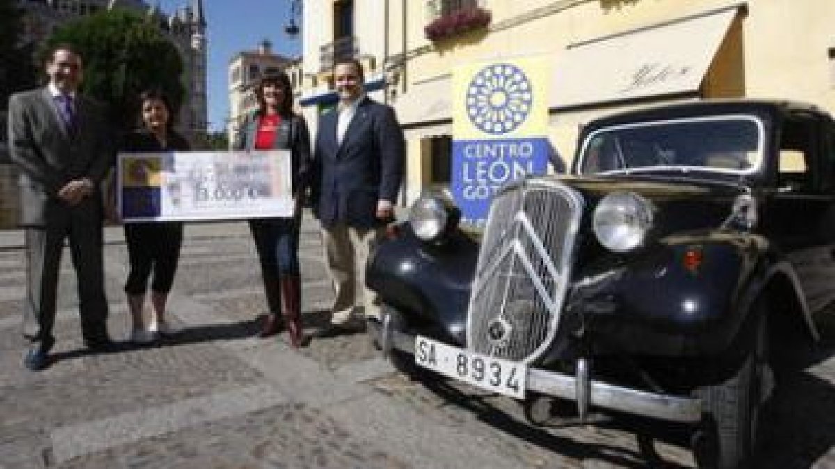 Entrega del cheque por valor de 3.000 euros de León Gótico