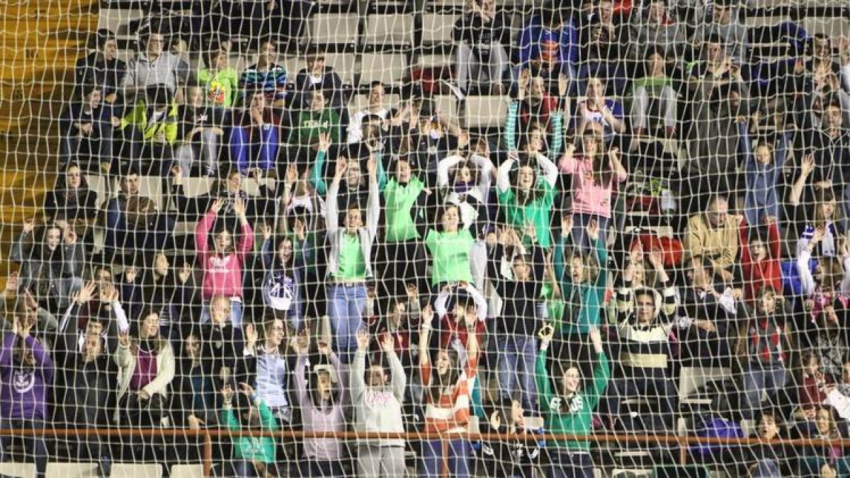 Los aficionados leoneses celebran la victoria del Ademar