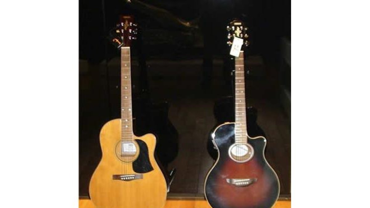 El museo, dividido en secciones, expone guitarras, motocicletas o partes de coche, entre otras cosas