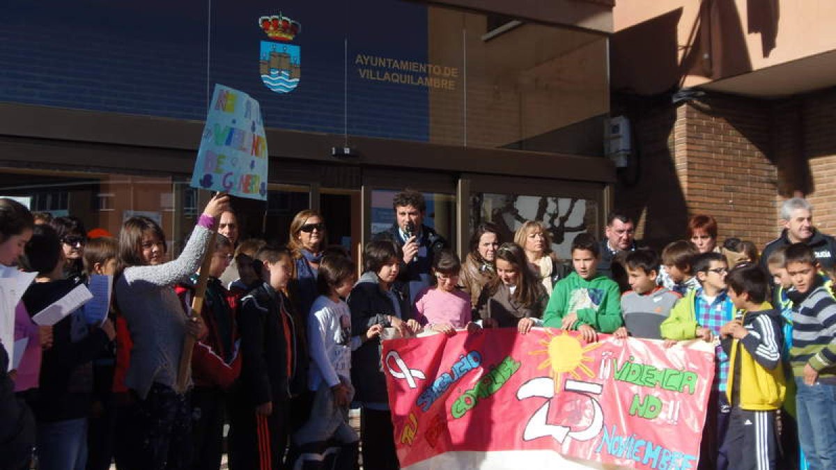 El alcalde se dirige a los escolares que participaron en el día contra la violencia de género.