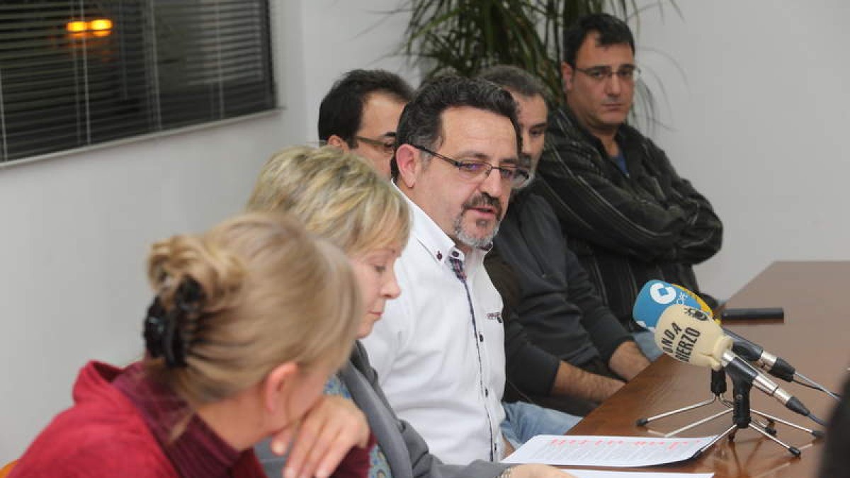 Varios de los pedáneos que firmaron el escrito de denuncia en una comparecencia anterior.