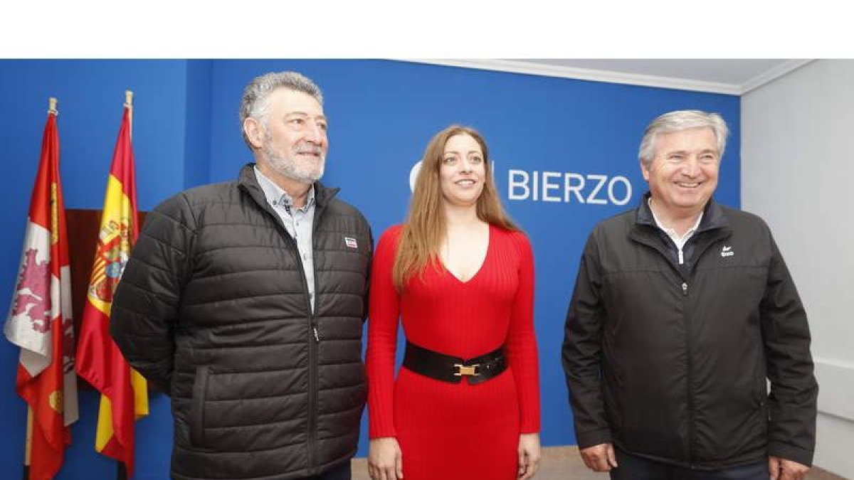 Ángel Calvo, Ester Muñoz y Raúl Valcarce, ayer, en la sede del PP para anunciar la decisión. L. DE LA MATA