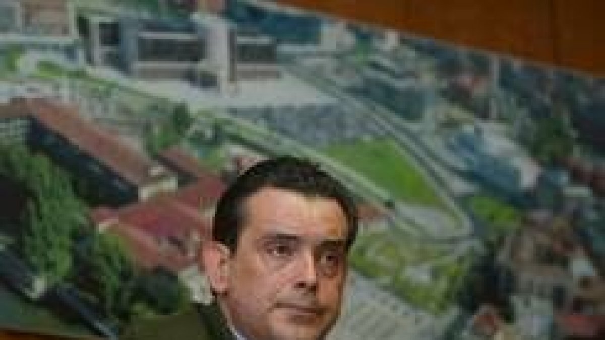 El concejal Francisco Saurina explica en rueda de prensa las actuaciones de la Junta en la capital