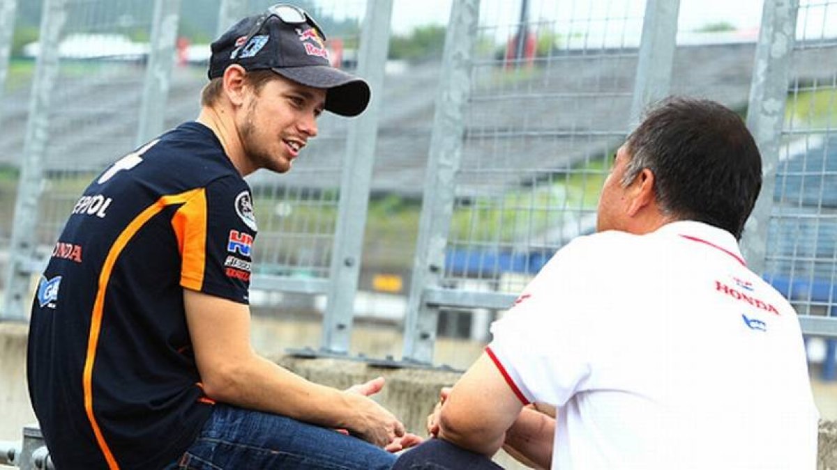 Casey Stoner conversa con un miembro del equipo de Honda en Motegi.