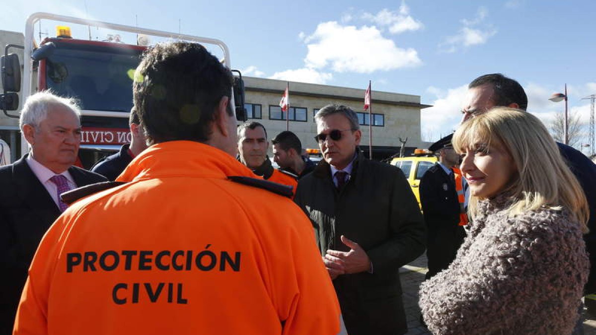 El director del 112 entregó el año pasado nuevas equipaciones a los voluntarios de Protección Civil. JESÚS