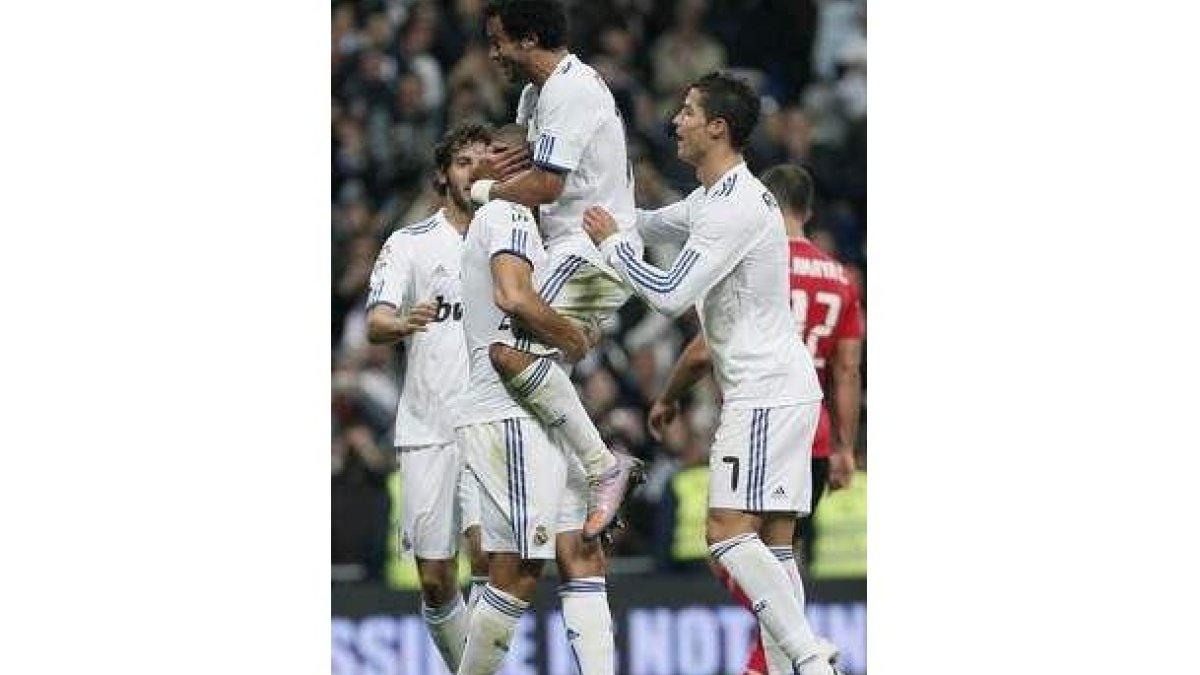 El francés Benzemá celebra con sus compañeros su gol.