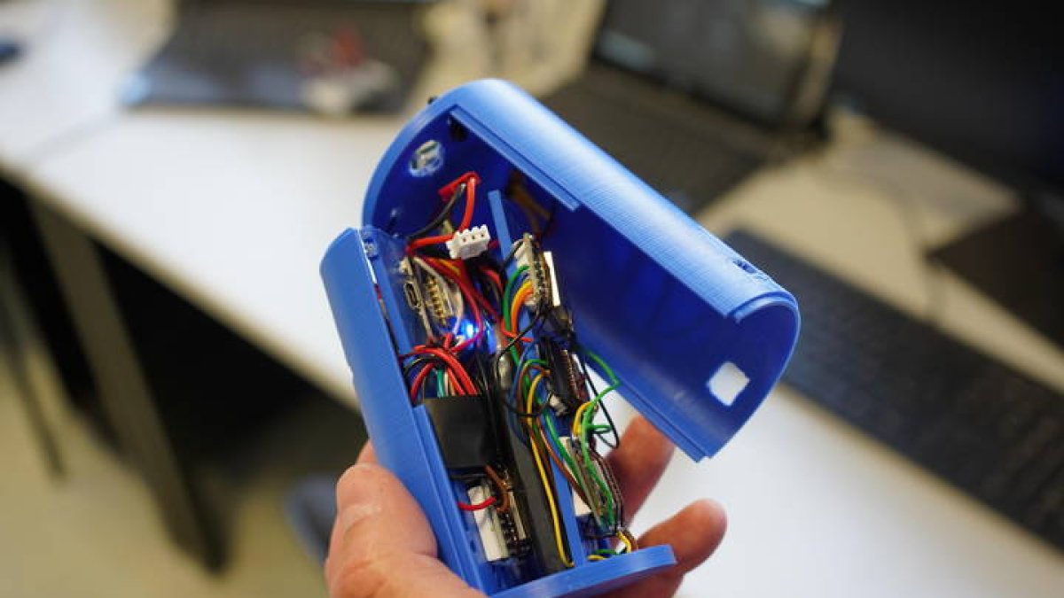 El desafío de la Agencia Espacial Europea es construir y lanzar un minisatélite del tamaño de una lata de refresco. El IES Eras de Renueva acepta el reto. Cuatro alumnos y el profesor de Religión han construido un CanSat y pelean por una plaza para el lanzamiento de la fase autonómica. El instituto donde estudió el astronauta Pablo Álvarez busca poner de nuevo su huella en el espacio
