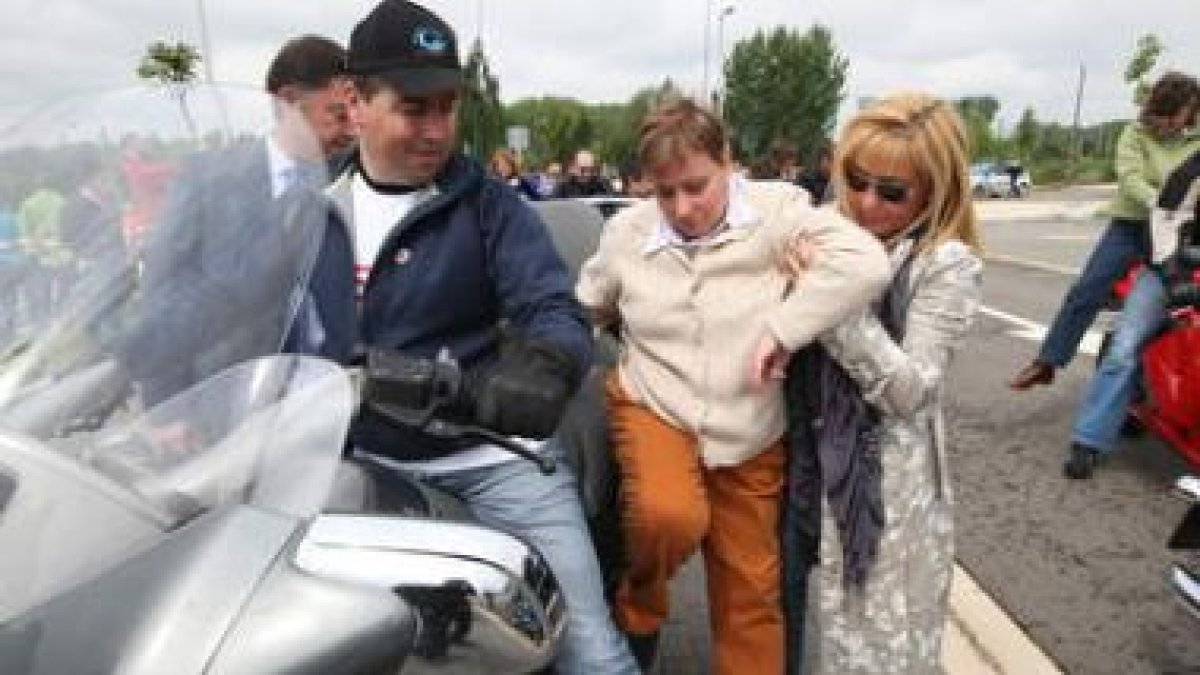 Isabel Carrasco ayuda a subirse a una moto a una discapacitada durante una jornada festiva en el Sag