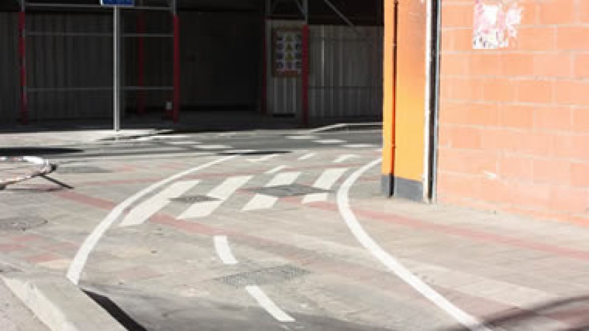 Aspecto de un tramo del carril bici que trascurre por León donde se mezcla con la zona peatonal.