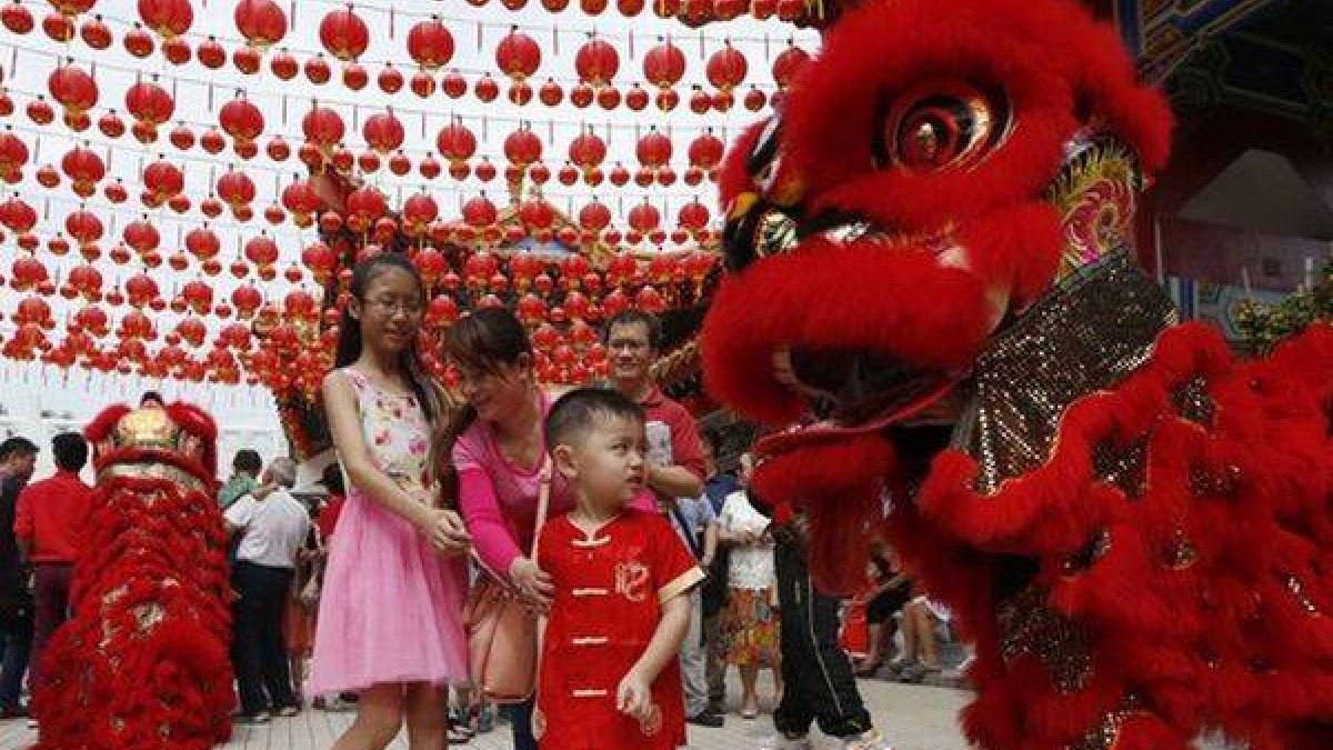 Un espectáculo de la danza del león para celebrar el Nuevo Año Chino, en Kuala Lumpur.