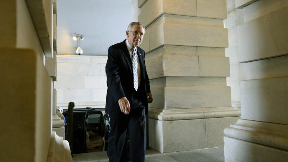 El líder de la mayoría demócrata de la Cámara Alta, Harry Reid, a su llegada al Capitolio.