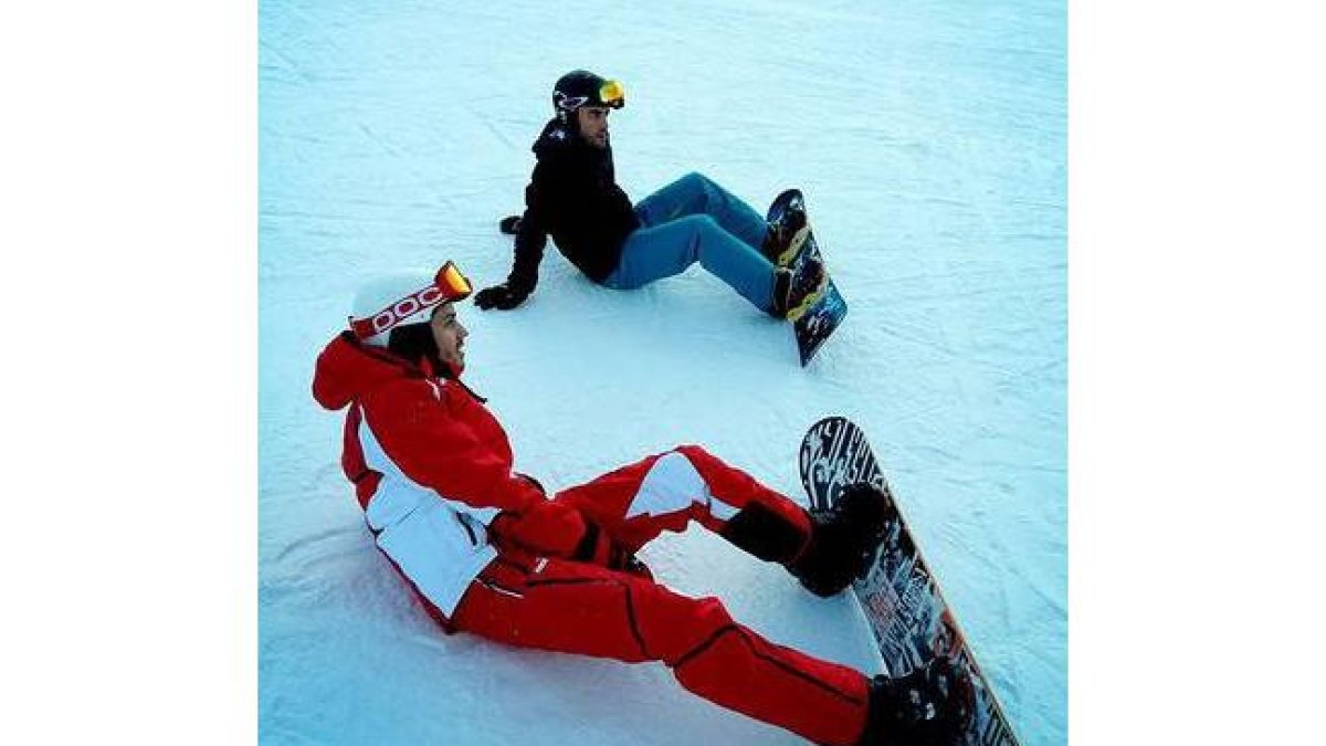 Alonso (de oscuro) y su amigo Alberto, practicando snowboard en los Alpes.