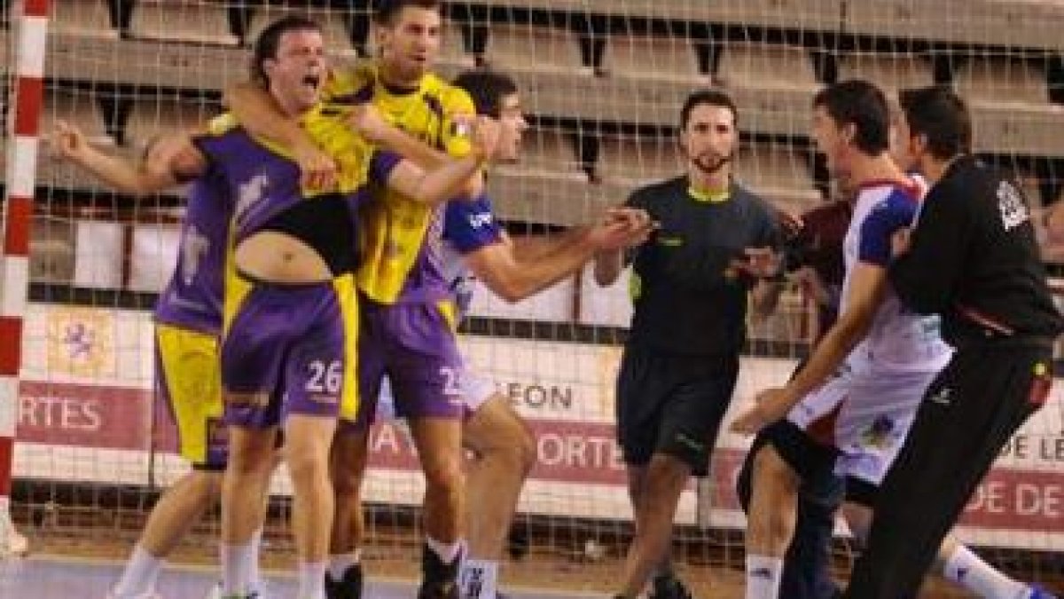 El gol con el tiempo cumplido y el rifirrafe entre Stranovsky y Gurbindo desató la tangana final.