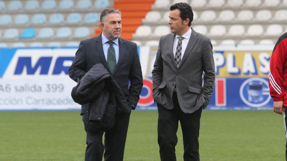 José Fernández Nieto y Eduardo Domínguez conversan sobre el césped de El Toralín durante un acto oficial del club. L. DE LA MATA